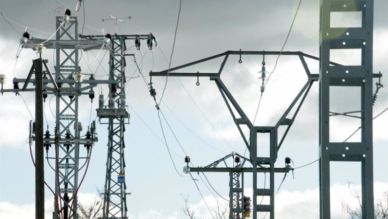 Diseñar «con cuidado» impuestos extraordinarios a eléctricas