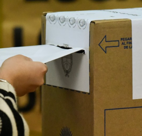 Prensa | Descontento político, esperanzas de un cambio y foco en las necesidades (Mercado 10.10.2023)