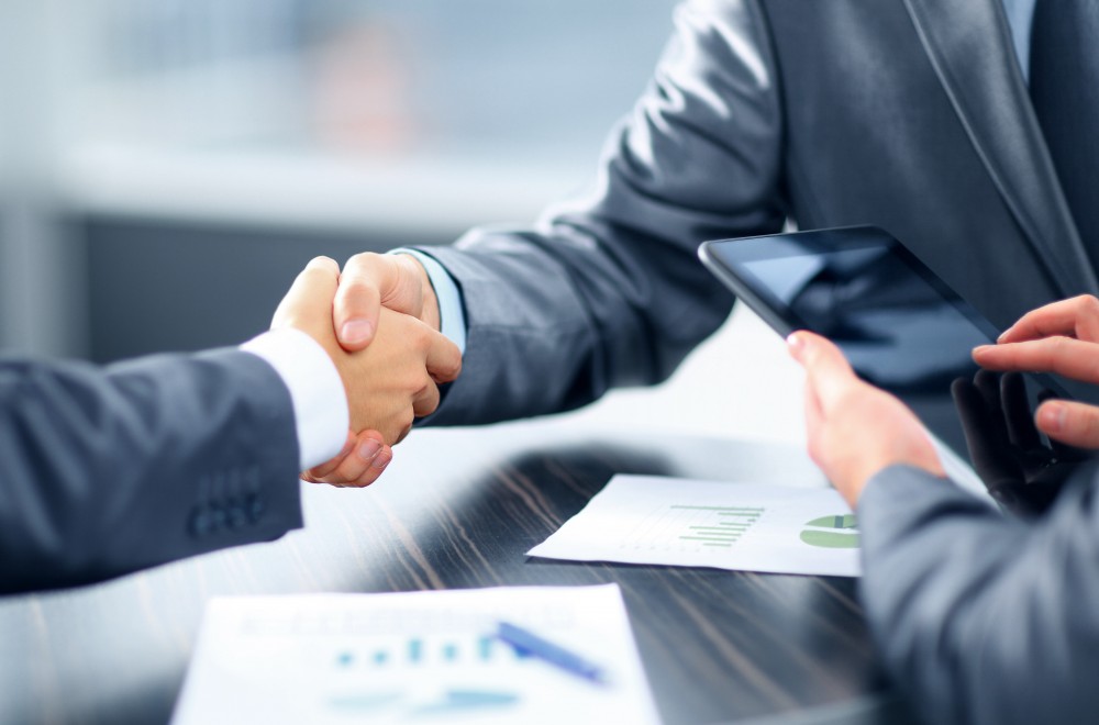 No se genera un pasivo con la sola firma de un acuerdo de opción de venta de acciones, sino cuando se ejerce la opción No se genera un pasivo con la sola firma de un acuerdo de opción de venta de acciones, sino cuando se ejerce la opción