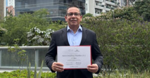 Auren Medellín recibe reconocimiento por su trabajo