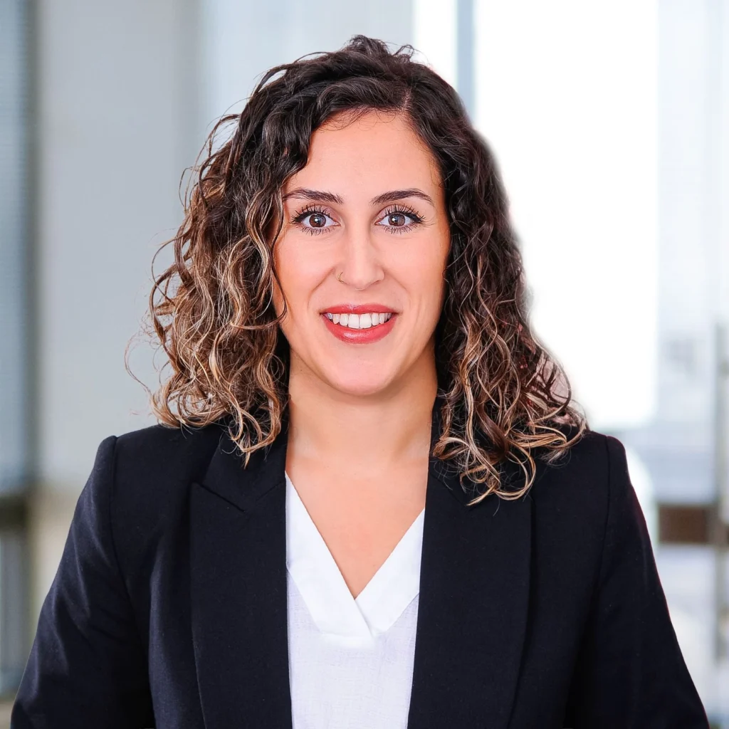 Aylin Kars, Rechtsanwältin bei Auren Deutschland in Frankfurt, im Büro