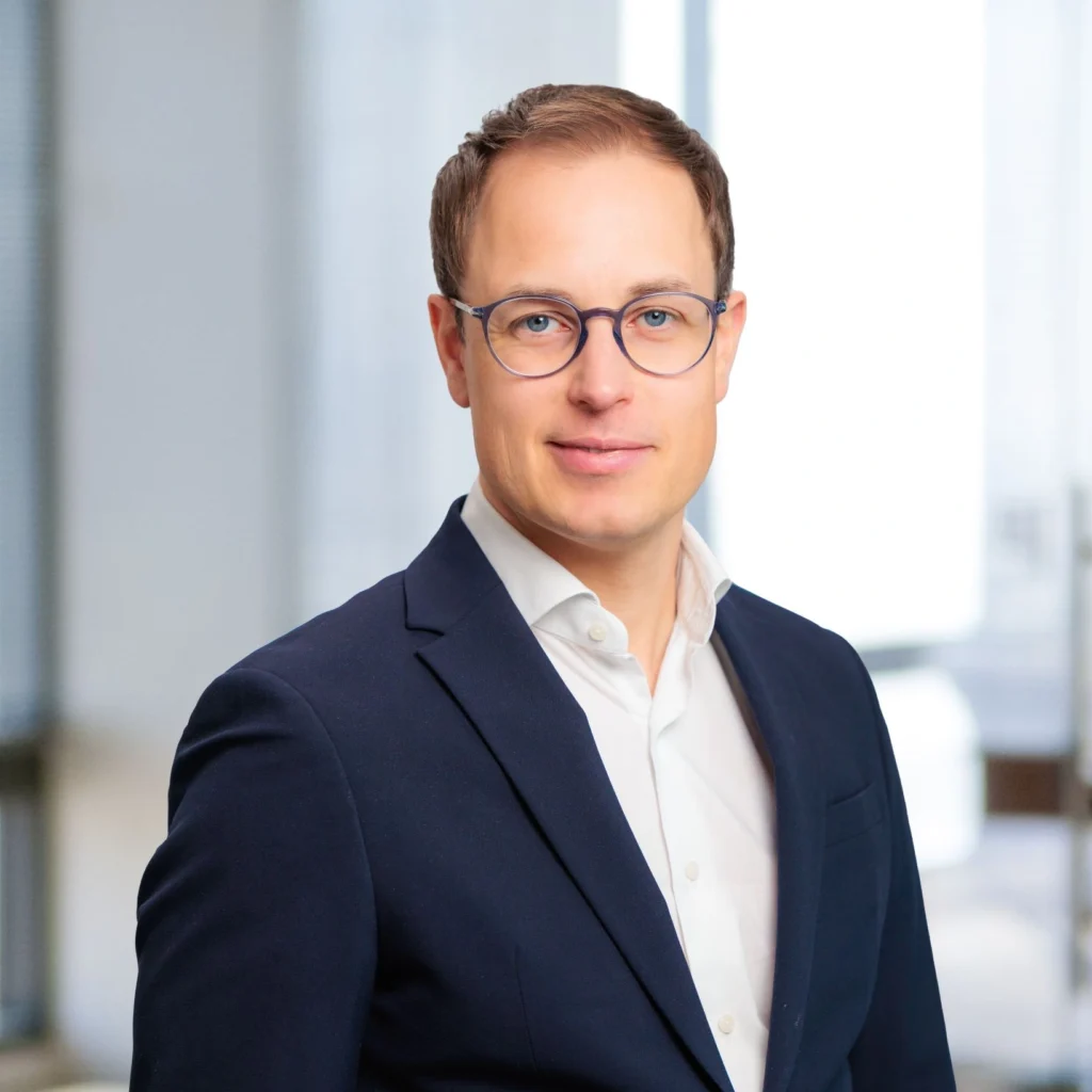 Christian Steinwachs, Wirtschaftsprüfer bei Auren Deutschland in Waldshut-Tiengen, im Büro