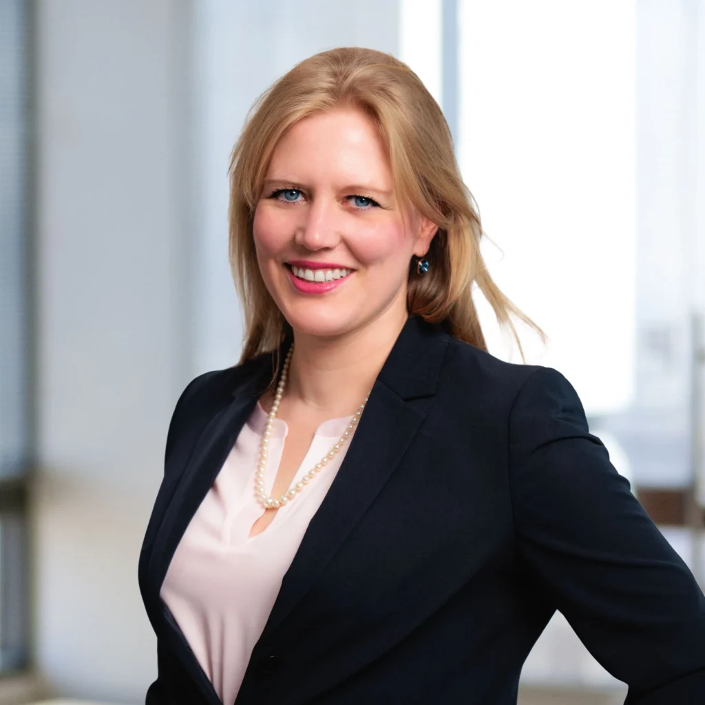 Johanna Günther, Rechtsanwältin bei Auren Deutschland in Frankfurt, im Büro