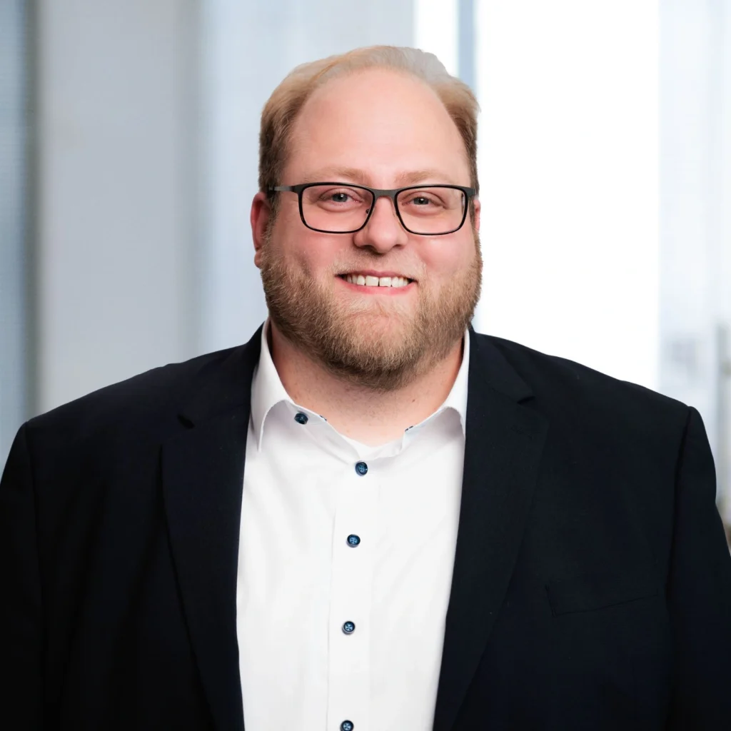 Sören Broß, Steuerberater bei Auren Deutschland in Leonberg, im Büro