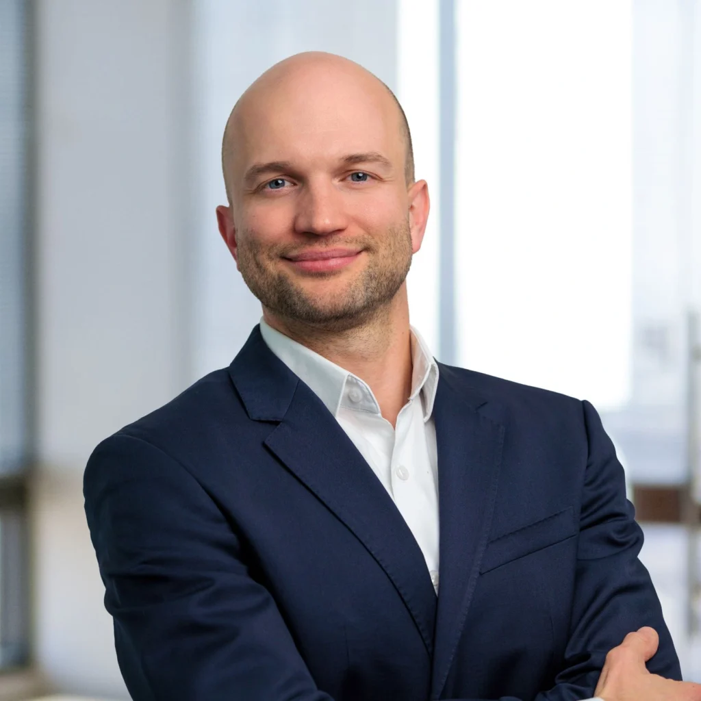 Marcus Vörös, Steuerberater bei Auren Deutschland in Stuttgart, im Büro