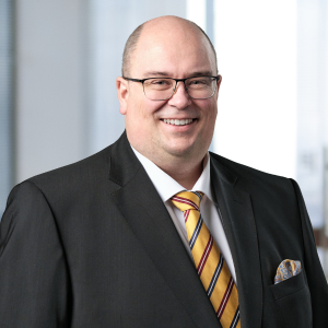 Prof. Dr. Stefan Marx, Wirtschaftsprüfer und Steuerberater bei Auren Deutschland in Reutlingen, im Büro