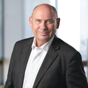 Stephan Mauer, Wirtschaftsprüfer und Steuerberater bei Auren Deutschland in Reutlingen, im Büro