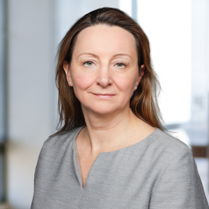 Helene Hettich, Rechtsanwältin und Steuerberaterin bei Auren Deutschland in Berlin, im Büro