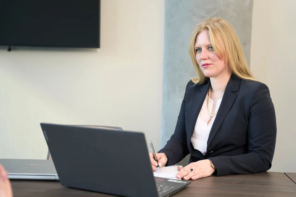 Johanna Günther, Rechtsanwältin bei Auren Rechtsanwälte, im fachlichen Austausch.