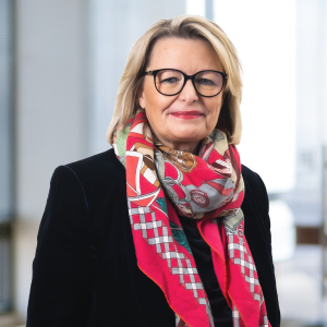 Annette Goldstein, Wirtschaftsprüferin und Steuerberaterin bei Auren Deutschland in Berlin, im Büro