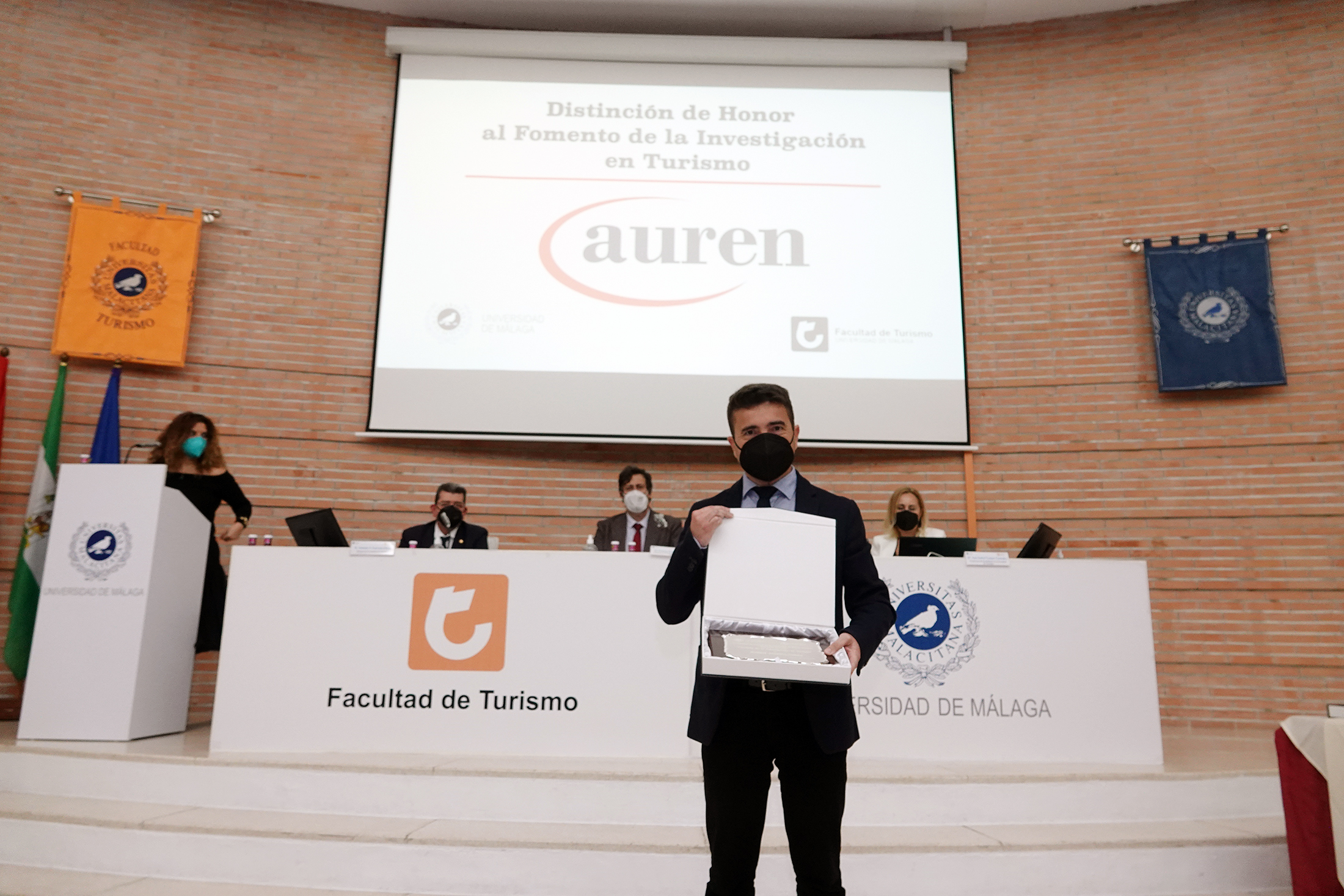Auren Consultores ha sido premiada con la distinción de honor al Fomento en la Investigación del Turismo por la Universidad de Málaga Auren Consultores ha sido premiada con la distinción de honor al Fomento en la Investigación del Turismo por la Universidad de Málaga