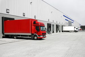 auren A truck leaves the warehouse. מקור משאית יוצאת ממחסן