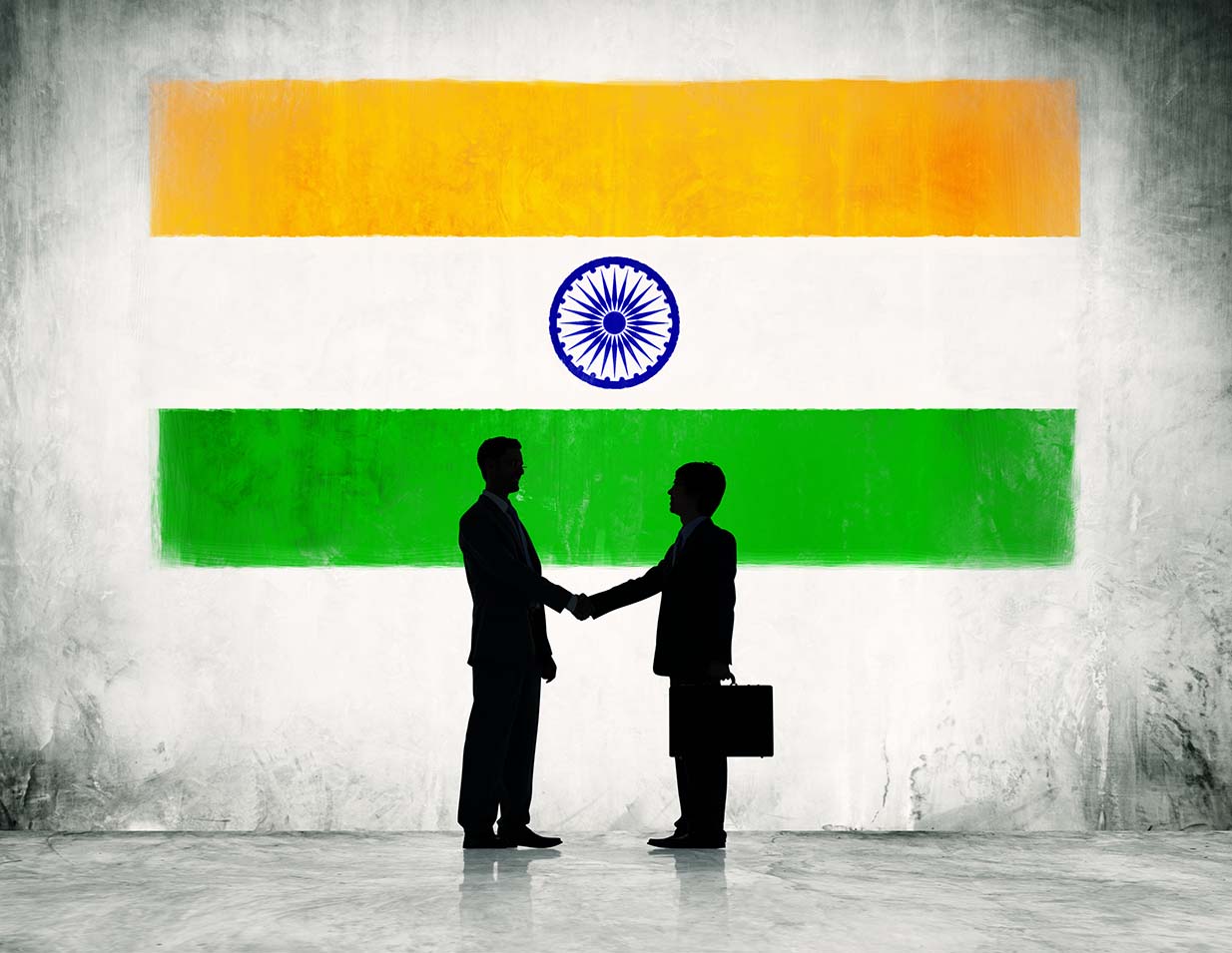 אתר AUREN דגל הודו ושני אנשים לוחצים ידיים לפנין