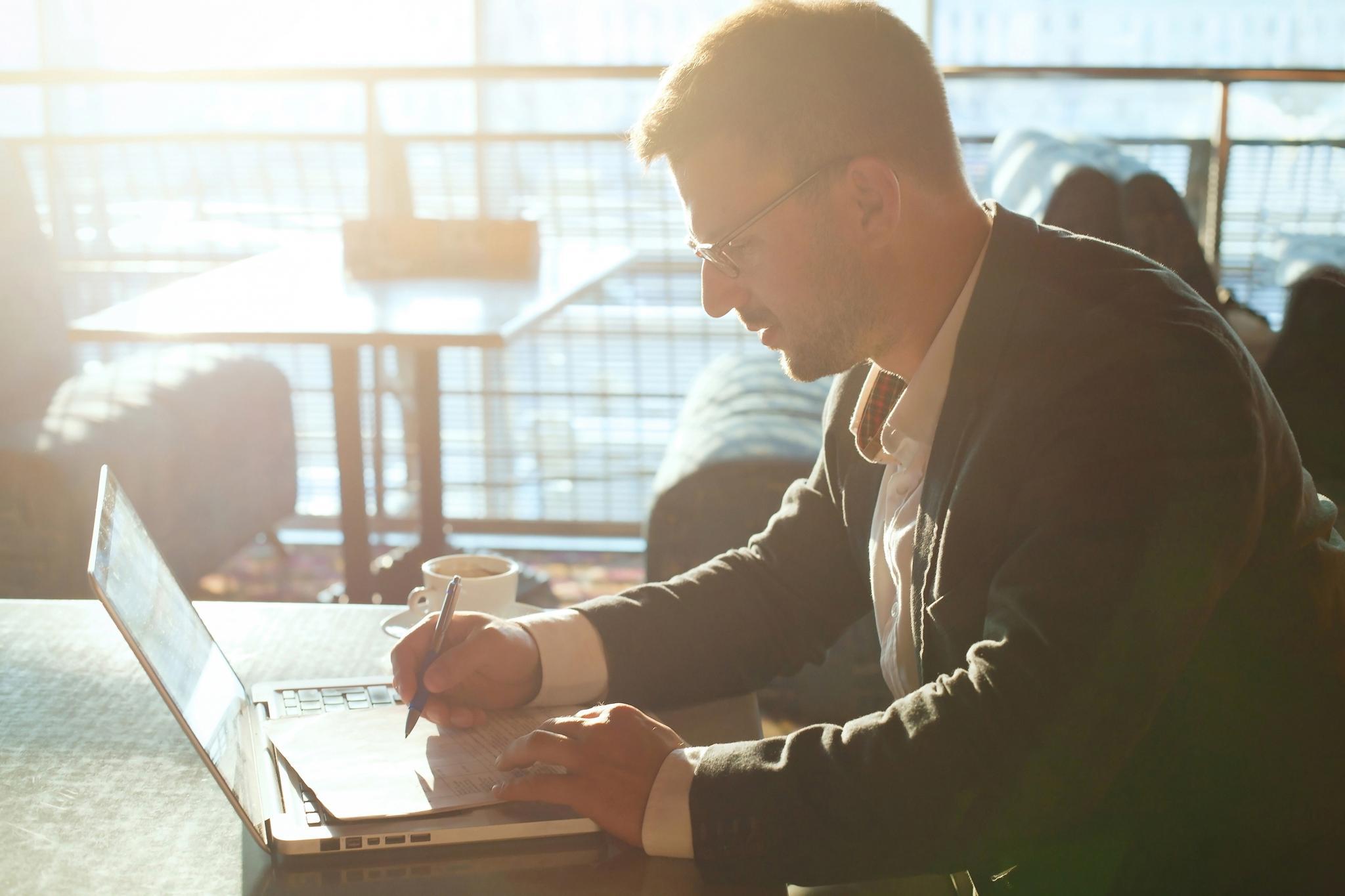 246 – BENEFICIOS PARA LA CONTRATACIÓN DE JÓVENES